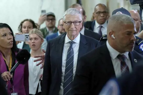 Gates davanti al Congresso per il caso Epstein. "Non dovevo incontrarlo. L'isola? Mai stato"