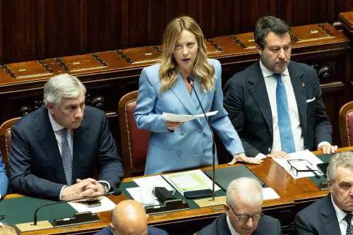 La stoccata di Meloni a Macron, Starmer e Merz: "Basta vertici ristretti sull’Ucraina. Ue individui figura autorevole per il negoziato"