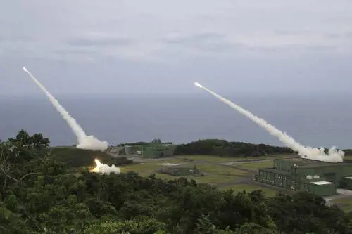 Missili e artiglieria in prima linea: così Taiwan prepara la “zona di distruzione” contro la Cina