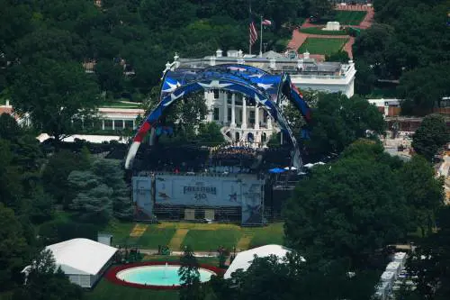 Trump festeggia 80 anni alla Casa Bianca: gabbia dei gladiatori, arena da 60 milioni di dollari e uno show senza precedenti