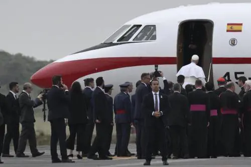 Problema tecnico sull'aereo del Papa in Spagna: Leone tornerà a Roma con il Falcon del Re
