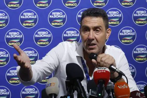 Vannacci sta col 5S sessista: "Le ginocchiere? Non l'ho recepita come offesa". E difende pure il "cortigiana" di Landini
