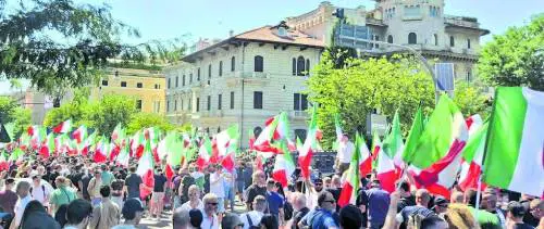 In piazza sfila Casapound. "Migranti pericolo d'Italia"