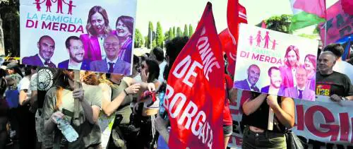 Controcortei degli "antifa" tra roghi, letame e minacce