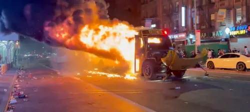New York, disordini e arresti nella notte di festa per il titolo Nba: scuolabus devastati e in fiamme, cosa è successo