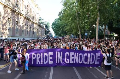 Ebrei e israeliani gay cacciati al Pride di Bologna. "Donna incinta spintonata"