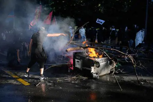 Ginevra, scontri tra black bloc e polizia in vista del G7