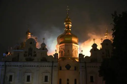 Notte di fuoco in Ucraina. Colpita la cattedrale della Dormizione, patrimonio Unesco. Meloni: "Aggressione russa inaccettabile, sostegno a Kiev centrale al G7"