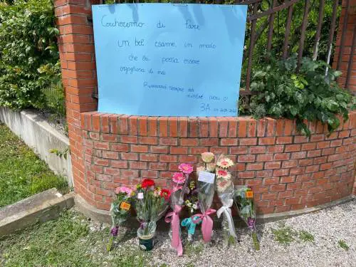 Fiori dai ragazzi dove insegnava la donna uccisa dal nipote 17enne