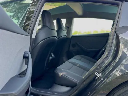 Model 3 RWD 2026: guarda le foto