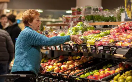 Fino a 80 euro ogni due mesi per spesa e bollette: chi può richiedere la Carta acquisti