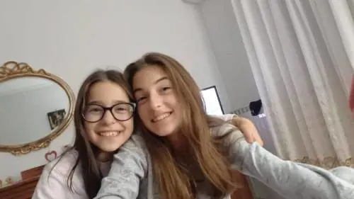 Trucchi spariti, bigliettini in codice e l'ultimo avvistamento in video: il giallo delle sorelle scomparse