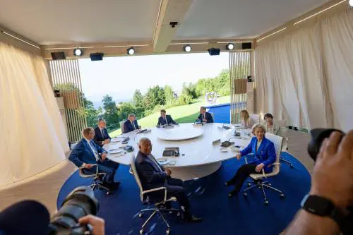 G7, Trump in Francia: "Se importi il Terzo Mondo, lo diventi". Poi il bilaterale con Macron e il disgelo con Meloni. "L'Italia farà la sua parte"