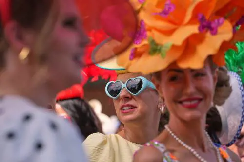 Trionfo di cappelli e colori ad Ascot