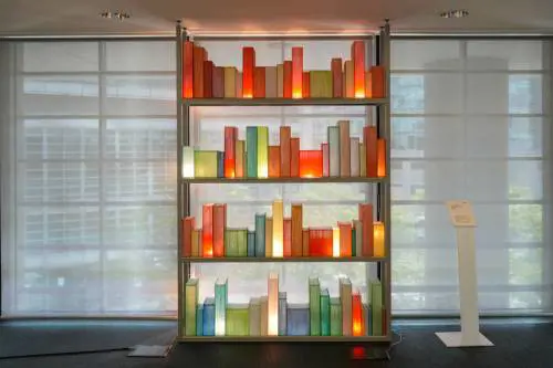 Biblioteca Tremaglia illuminata dalla luce dei libri
