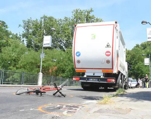 Reggio Emilia, 11enne muore travolto da un camion dei rifiuti mentre era in bici