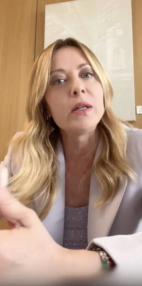 "Mai implorato. È tutto inventato". Meloni e il timore che la crisi cresca: non credo sia finita