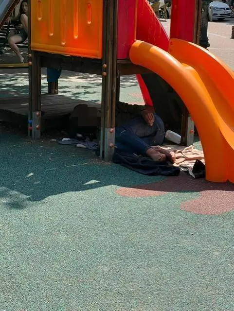 Da piazza Gerusalemme a viale Certosa e dintorni: aree gioco come bivacchi