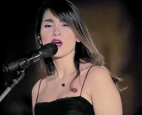 La cantante Parastoo condannata a 74 frustate per un video sul web