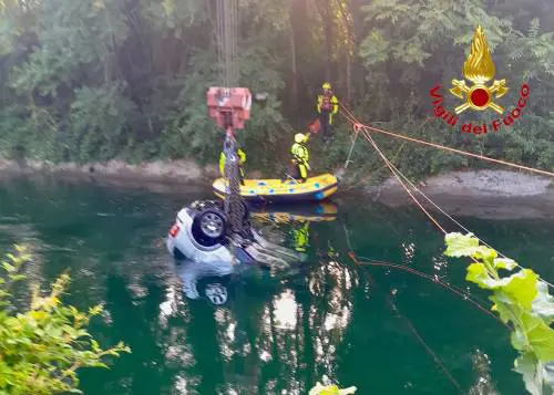 Senago, auto con 9 ragazzi finisce nel canale: morti tre 17enni - FOTO 
