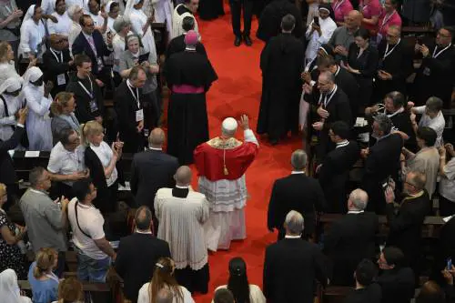 Il corpo di Agostino e il "no" alla guerra. La giornata del Papa sveglia la Lombardia