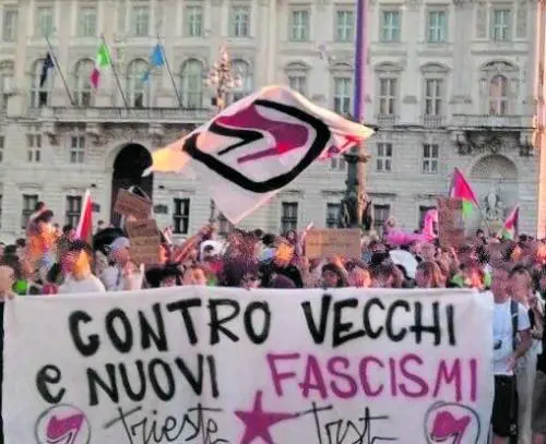 Sinistra al corteo "Antifa" dove inneggiano ad Hezbollah fra sfregi e insulti al sindaco