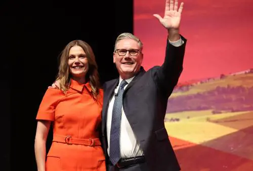 La “roccia” di Starmer: chi è Victoria, la donna che ha accompagnato il premier fino all’addio