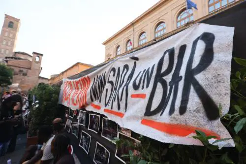 Bologna sotto ricatto dei collettivi rossi. Fdi rinuncia all'incontro: "Vogliamo tutelare le forze dell'ordine"