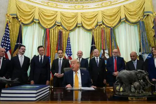 Trump torna ad attaccare l'Italia: "Si è comportata molto male". Sugli alleati: "Non ci sono stati per noi"