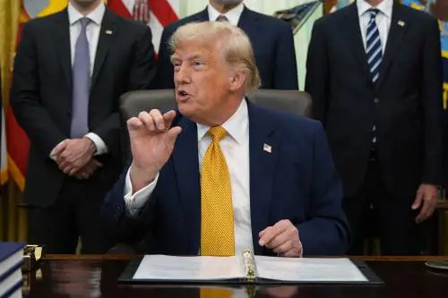 Donald attacca ancora: "Molto male l’Italia". Ma Meloni ai ministri: "Non esacerbiamo"