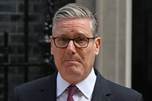 Starmer si arrende tra le lacrime. Ultimo flop che azzoppa il Labour