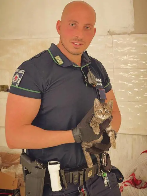 “Non vi presentate ai funerali”. Esplode la rabbia per la morte dell’agente Imprezzabile
