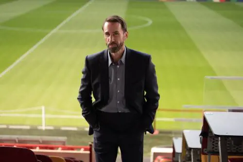 In anteprima esclusiva su Timvision Play arriva "Dear England" con Joseph Fiennes
