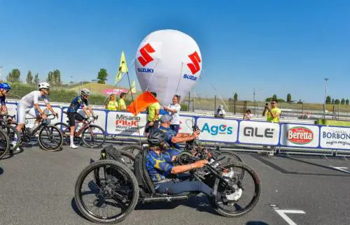 Suzuki Bike Day, l’onda blu della Romagna: in 1.600 sui pedali tra sport e solidarietà
