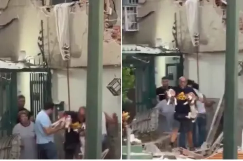 Caracas, uomo scappa dalla casa in macerie con i suoi due cani in braccio durante il sisma