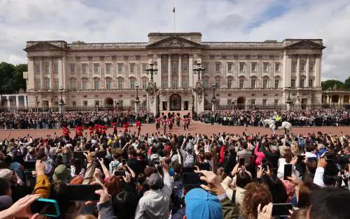 Re Carlo via da Buckingham Palace, non sarà più la sua residenza. Ecco dove andrà a vivere. Ma a Londra è già polemica
