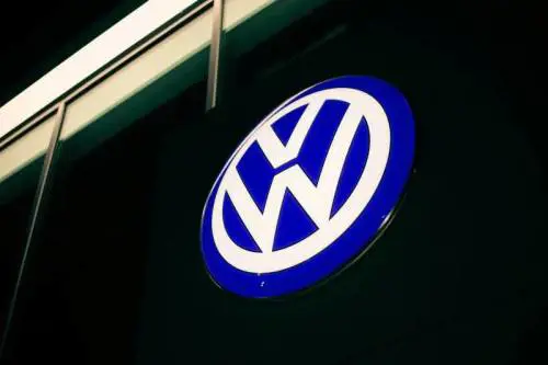 Volkswagen prepara la maxi ristrutturazione: fino a 100mila esuberi e produzione ridotta in Germania