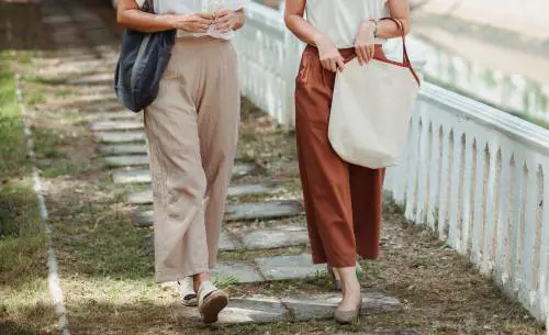 Pantalone palazzo, l'alternativa chic al jeans quando fa troppo caldo: come abbinarlo d'estate