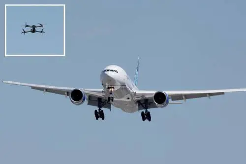 New York, volo United Airlines sfiora collisione con un drone: cosa è successo