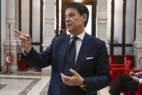 Covid, Conte cede: "Andrò in audizione". Ma non lascia la commissione e attacca il Giornale