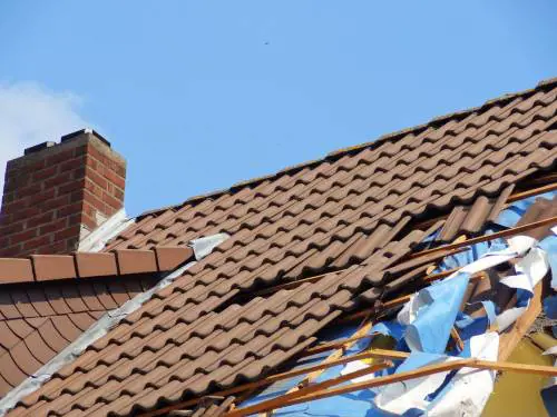 Tegole e oggetti che precipitano dal palazzo: quando il maltempo non esclude il risarcimento