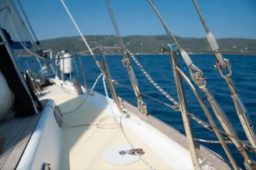 Tragedia in Grecia, turista italiana di 52 anni muore durante una gita in barca a vela: fatale un violento colpo alla testa