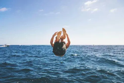 Choc termico in acqua con il caldo: cos’è, quali sono i rischi e come evitarlo