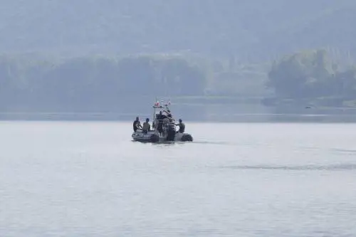 Continuano le ricerche del marito della Roccella nel lago di Vico: in azione anche un drone sottomarino 