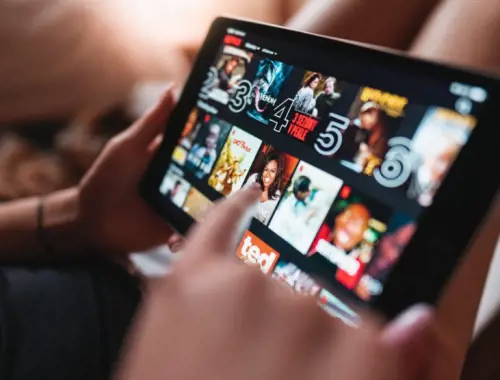 Italia abbonata a tutto dalla memoria corta, così Netflix & Co si riempiono le tasche
