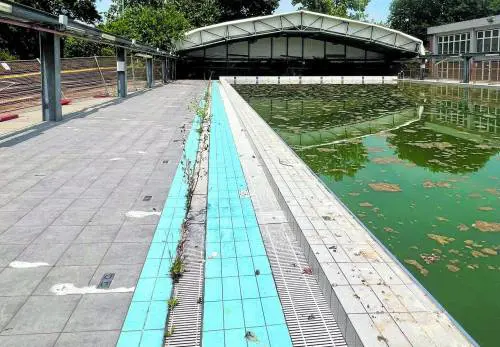 "Piscina Saini chiusa da 3 anni e lavori fermi"