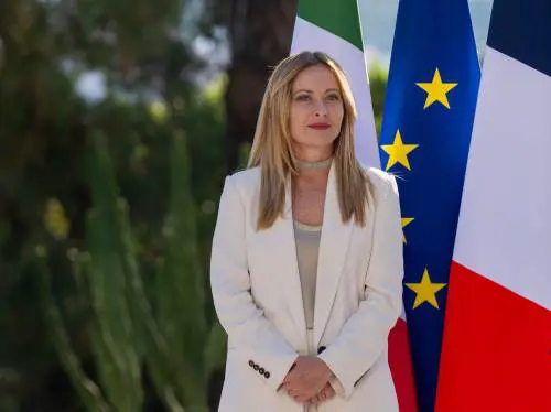 Scuola, Meloni: "Volevo fare l'interprete". Poi l'annuncio: "420 milioni per i nostri ragazzi all'estero"