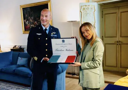 Meloni incontra Luca Parmitano: "Dai lustro a un'intera nazione". E gli consegna il tricolore da portare su Artemis III