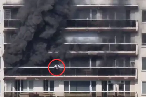 In fiamme un palazzo di 10 piani ad Anversa: vittime e feriti. Persone in fuga dai balconi