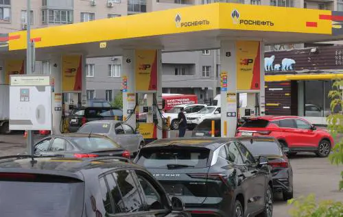 Razionamenti, targhe alterne e benzina scadente: così i droni di Kiev svuotano i distributori russi